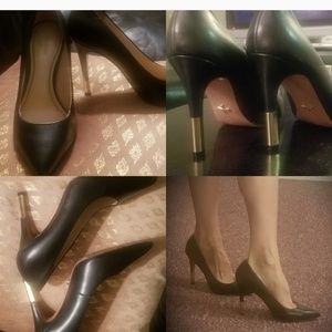 Pour La Victoire Size 9 Blk heels w/ gold accents